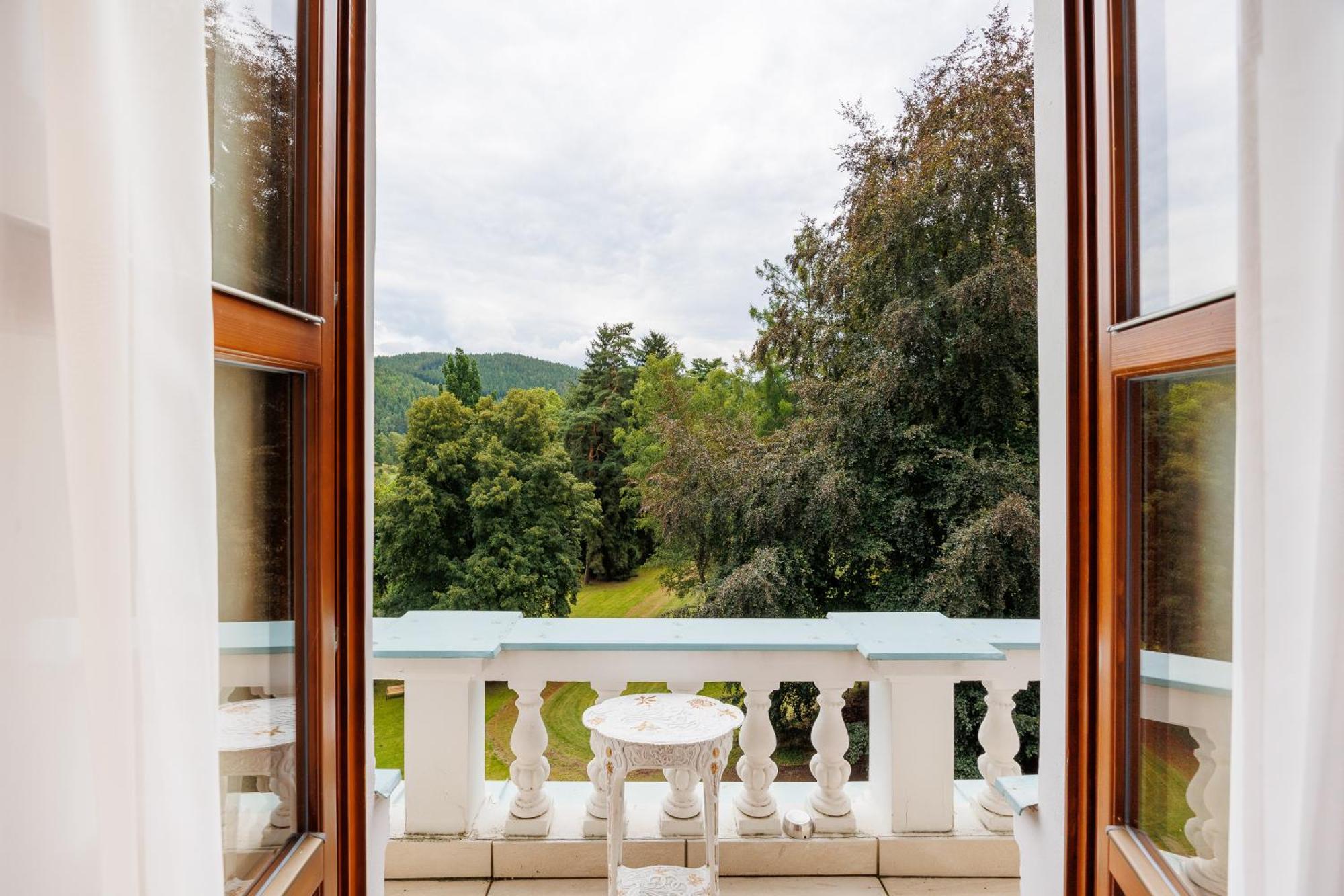 Hotel Chateau Cihelny Karlovy Vary Exterior photo